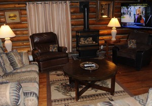Two Bedroom Home, Sleeps Eight Just One Mile From Yellowstone's Main Entrance