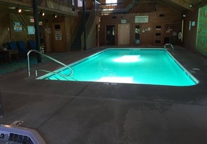 Unit 17 Spacious 3 Bed/3 Bath Condo on Golf Course with Hot tub/ Sauna/ Pool