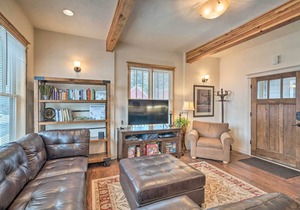 Updated Townhome w/ Hot Tub - Walk to Downtown!