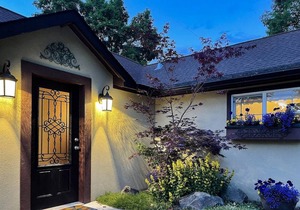 ViaLago Charming Mediterranean Villa with Sunny Courtyard in Downtown Coeur