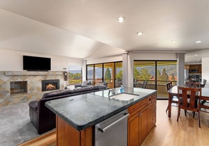 Wapato Point Halmalka Condo 514-B Close to Outdoor Pool, Sandy Beach Amenities