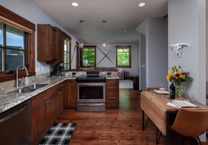 Whitefish Wanderlust! Pristine 3 bed downtown!