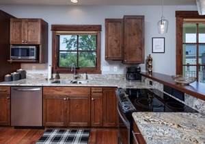 Whitefish Wanderlust! Pristine 3 bed downtown!