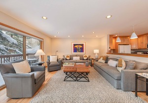 Wind River 3: Teton Village-Walk to Ski/Lift Sleeps 10- Pool/Hot Tub Access