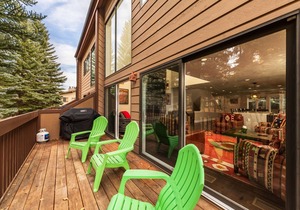 Wind River 6: Beautifully Renovated Townhome - Walk to Lift