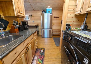 Yellowstone's Treasure Cabin #4, 2 bedrooms & 2 full bathrooms, few min drive to Yellowstone Park