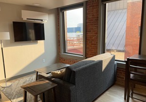 Your Amazing 1 Bed Travel Apartment Steps From Riverfront Park