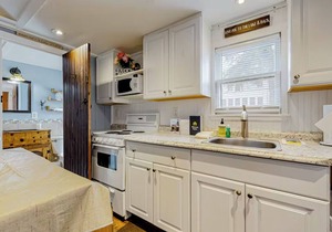 Your Lakeside Getaway: Cozy Cottage, Dock, Endless Family Fun!