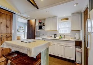 Your Lakeside Getaway: Cozy Cottage, Dock, Endless Family Fun!