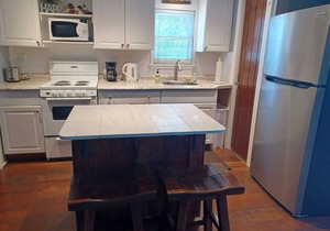 Your Lakeside Getaway: Cozy Cottage, Dock, Endless Family Fun!