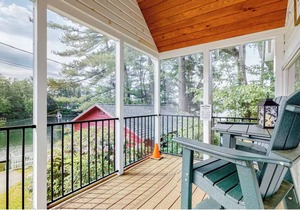 Your Lakeside Getaway: Cozy Cottage, Dock, Endless Family Fun!