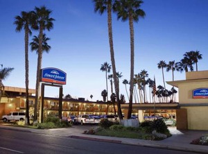 Howard Johnson | Midway District