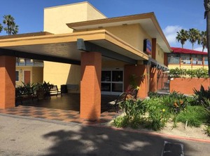 Howard Johnson | Midway District