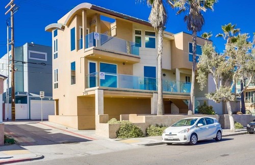 Central Mission Beach Apartment | 106 m² Apartment ∙ 3 bedrooms ∙ 8 guests