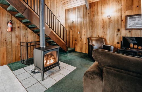 Glacier Cabin | 110 m² Cabin ∙ 2 bedrooms ∙ 6 guests