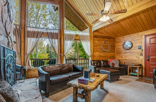 Harbor Village Cabin | 112 m² Cabin ∙ 3 bedrooms ∙ 10 guests