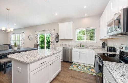 Otterbien Home House | 1344 Soaring Way Cheerful 5 bedroom home in quiet suburban area