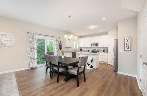 Otterbien Home House | 1344 Soaring Way Cheerful 5 bedroom home in quiet suburban area