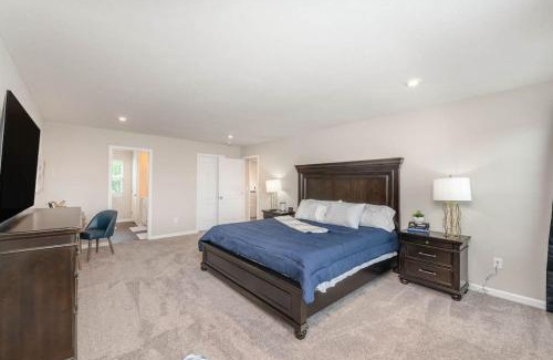 Otterbien Home House | 1344 Soaring Way Cheerful 5 bedroom home in quiet suburban area