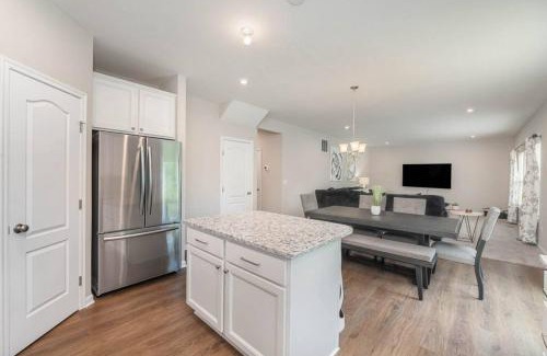 Otterbien Home House | 1344 Soaring Way Cheerful 5 bedroom home in quiet suburban area