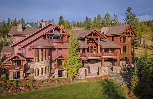 Whitefish House | 1390 m² House ∙ 7 bedrooms ∙ 24 guests