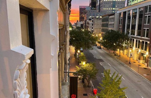 West Main Historic District Apartment | 149 m² Apartment ∙ 3 bedrooms ∙ 16 guests