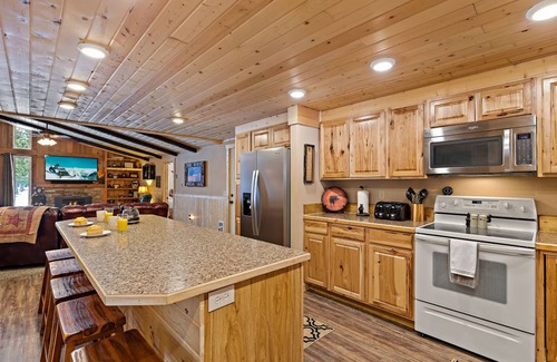 Island Park Cabin | 167 m² Cabin ∙ 3 bedrooms ∙ 12 guests