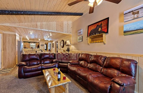 Island Park Cabin | 167 m² Cabin ∙ 3 bedrooms ∙ 12 guests