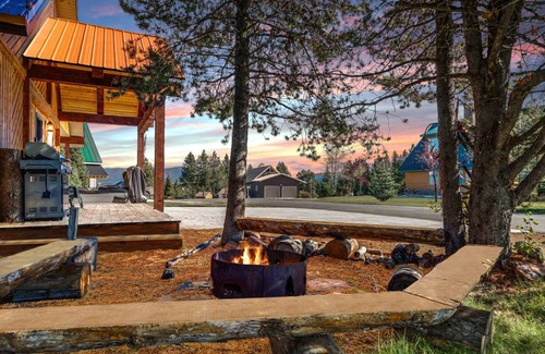 Island Park Cabin | 167 m² Cabin ∙ 3 bedrooms ∙ 12 guests