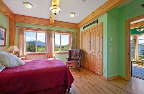 Island Park Cabin | 177 m² Cabin ∙ 4 bedrooms ∙ 9 guests