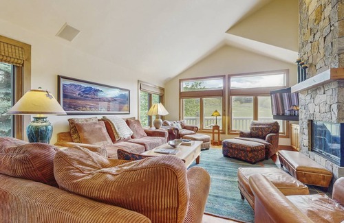 Elkhorn Village Condo | 187 m² Condo ∙ 4 bedrooms ∙ 8 guests