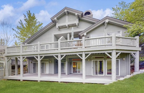 Elkhorn Village Condo | 187 m² Condo ∙ 4 bedrooms ∙ 8 guests