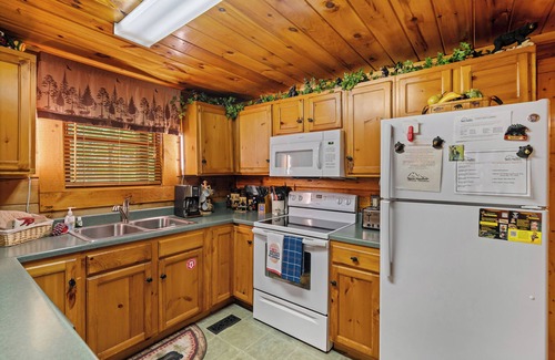 Gatlinburg - Pigeon Forge Cabin | 2 bed/2 bath/loft with game room/pool tables, hot tub.