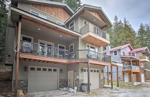 Leavenworth House | 2000-Square-Foot Home Across from Lake Wenatchee!