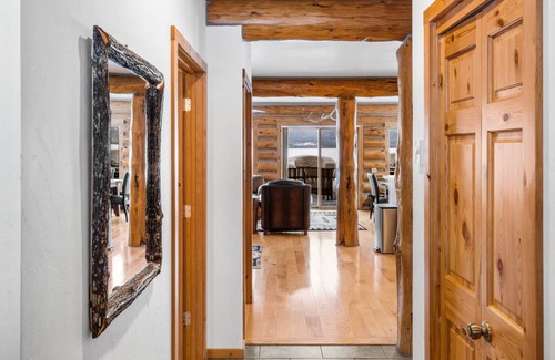 West Yellowstone Cabin | 214 m² Cabin ∙ 3 bedrooms ∙ 8 guests