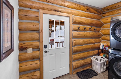 West Yellowstone Cabin | 214 m² Cabin ∙ 3 bedrooms ∙ 8 guests