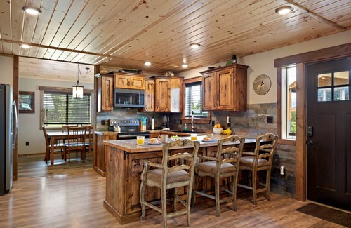 Island Park Cabin | 232 m² Cabin ∙ 5 bedrooms ∙ 12 guests