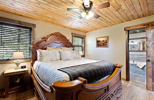 Island Park Cabin | 232 m² Cabin ∙ 5 bedrooms ∙ 12 guests