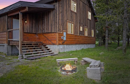 Island Park Cabin | 232 m² Cabin ∙ 5 bedrooms ∙ 12 guests