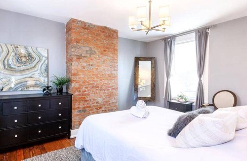 Mount Auburn Apartment | 275 m² Apartment ∙ 5 bedrooms ∙ 16 guests