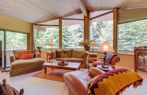 Warm Springs House | 285 m² House ∙ 4 bedrooms ∙ 8 guests