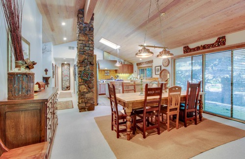 Warm Springs House | 285 m² House ∙ 4 bedrooms ∙ 8 guests