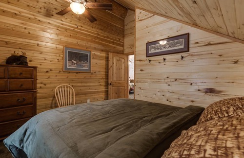 Island Park Cabin | 295 m² Cabin ∙ 4 bedrooms ∙ 10 guests