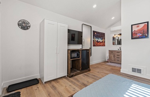 St. Charles Cabin | #3 Bear Lake cabin, Newly Remodeled! AC! New Beds! Sleeps 4