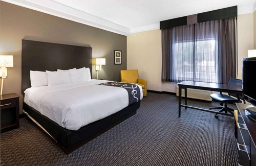 Superstition Springs House | 3 N/S King Bed One-Bedroom w/ Pool View at La Quinta Inn & Stes by Wyndham Mesa