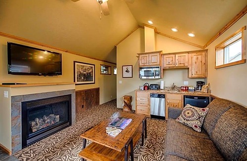 West Yellowstone Hotel | 3-Star Hotel ∙ Explorer Cabins at Yellowstone