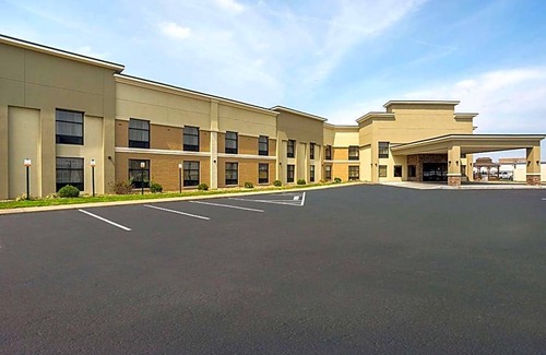 Evansville Hotel | 3-Star Hotel ∙ Clarion Inn & Suites