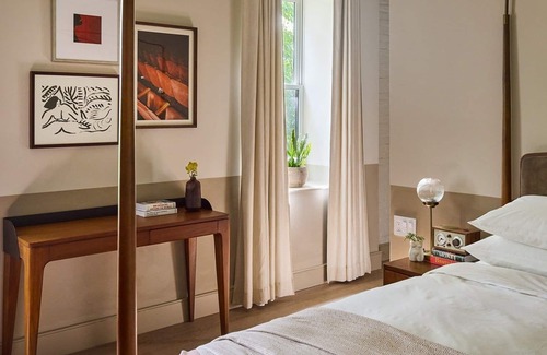 Fishtown Hotel | 3 Stylish One Bedroom King Suite at Anna & Bel – Walk to Dining & Museums
