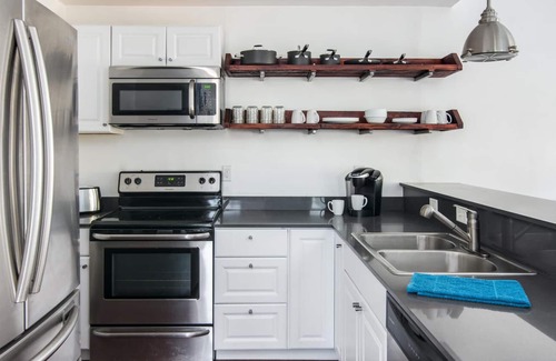 Hope Gardens House | 30 day+ Stay Close to All Things Downtown