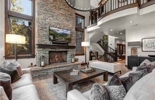 Empire Pass House | 331 m² House ∙ 4 bedrooms ∙ 12 guests